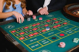 Ilustrasi keamanan akun digital dengan ikon gembok dan perisai pelindung data pengguna erek56